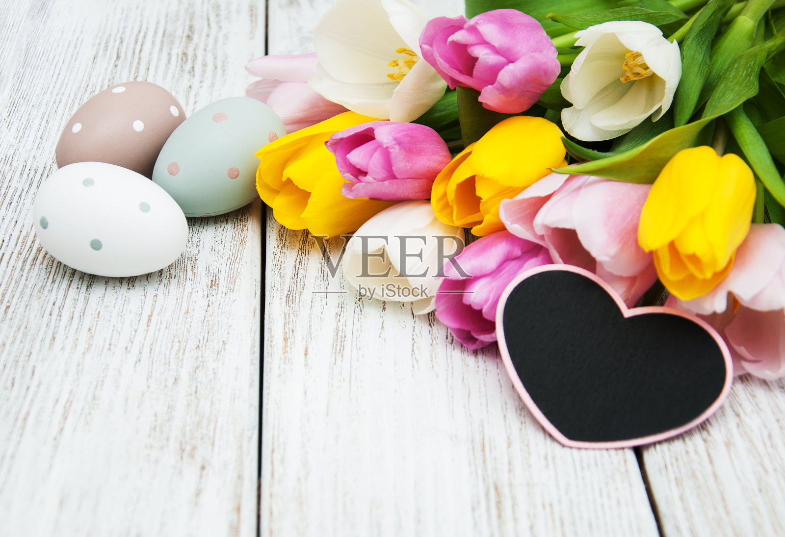 复活节彩蛋和郁金香照片摄影图片