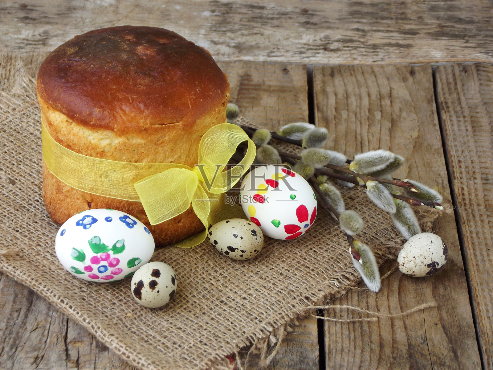 复活节的构图，甜面包，paska和鸡蛋在木制的背景。正统的kulich。假日早餐概念与文本空间。照片摄影图片