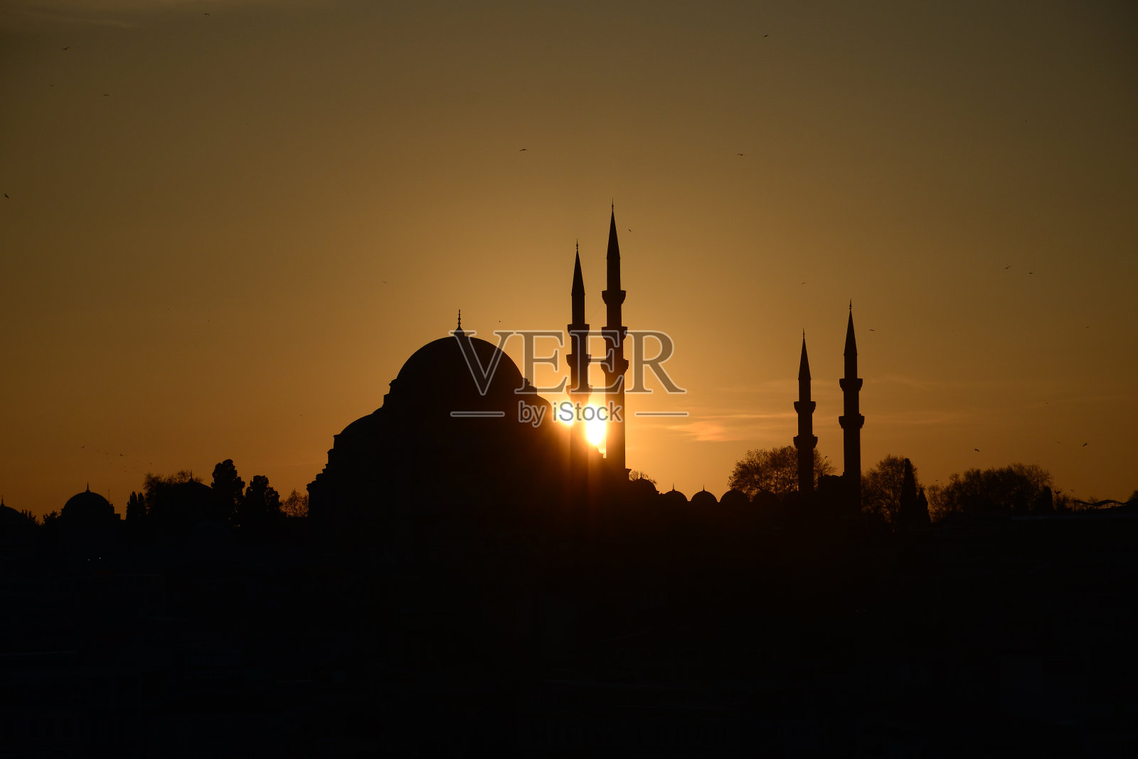 土耳其伊斯坦布尔，苏莱曼尼耶清真寺在美丽的红色日落中被枪击。照片摄影图片