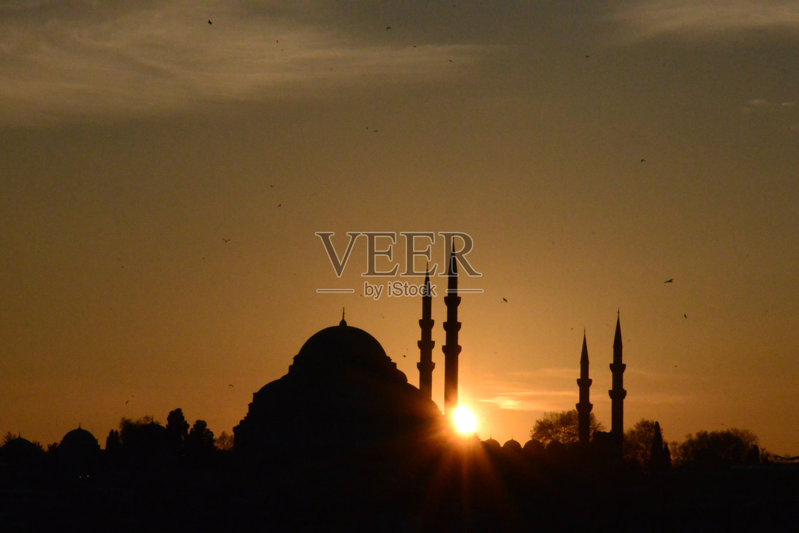 土耳其伊斯坦布尔，苏莱曼尼耶清真寺在美丽的红色日落中被枪击。照片摄影图片