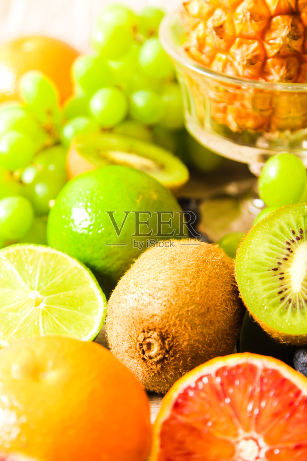 热带水果，菠萝，猕猴桃，红橙和蓝莓照片摄影图片