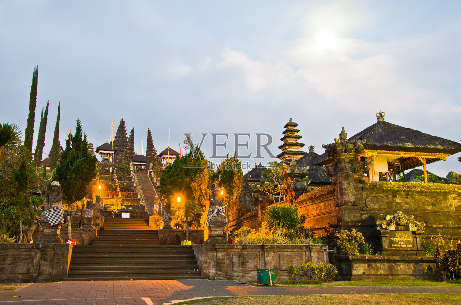 假装Besakih。-印度尼西亚巴厘岛最著名的印度教寺庙照片摄影图片