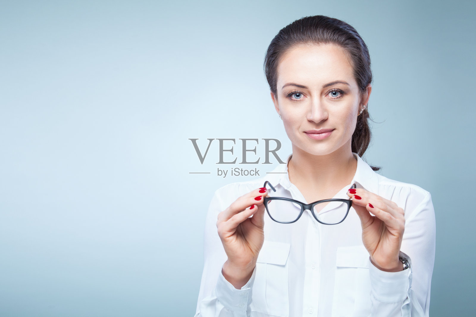 在浅色背景上戴眼镜的女人照片摄影图片