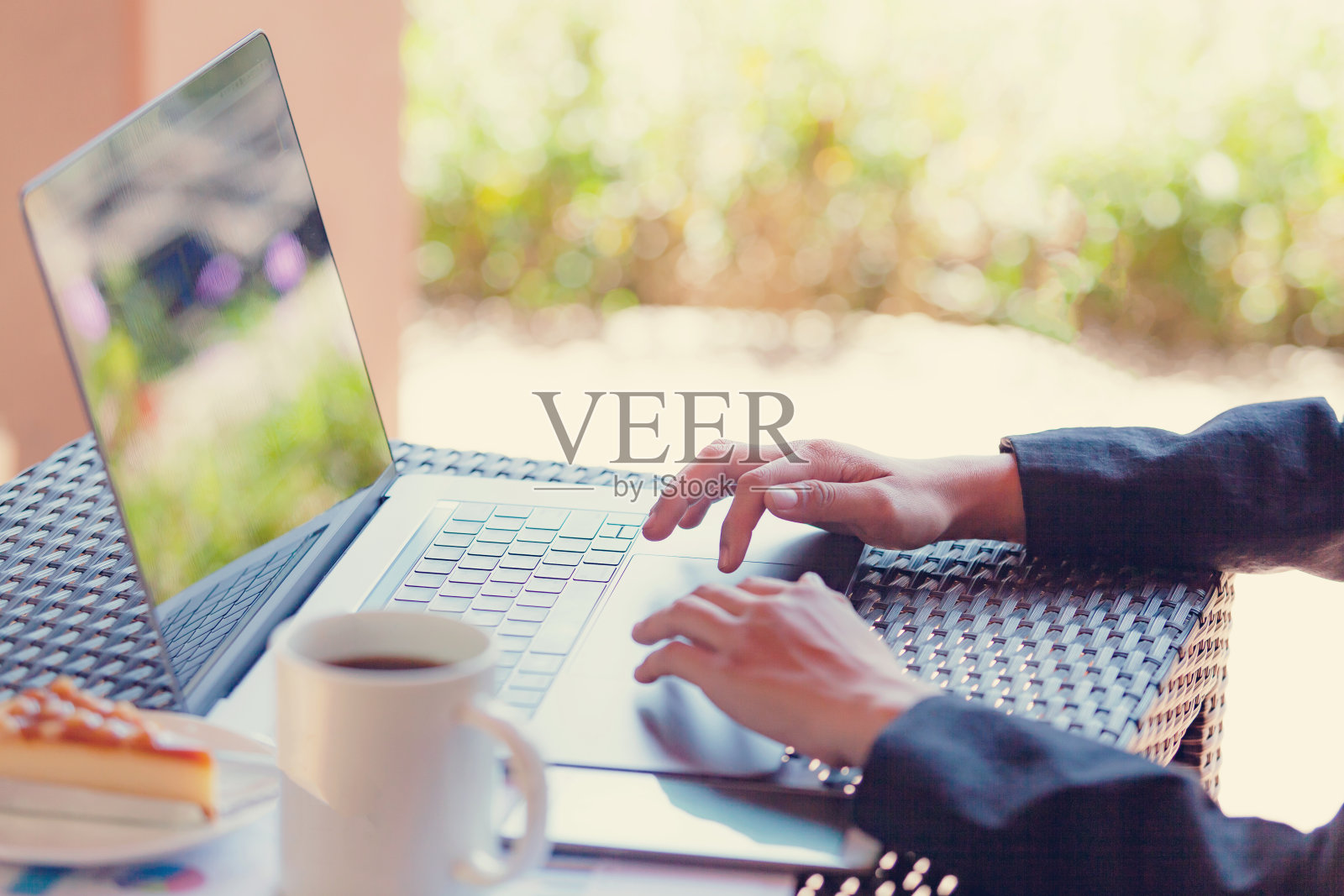 用手提电脑的女人。照片摄影图片