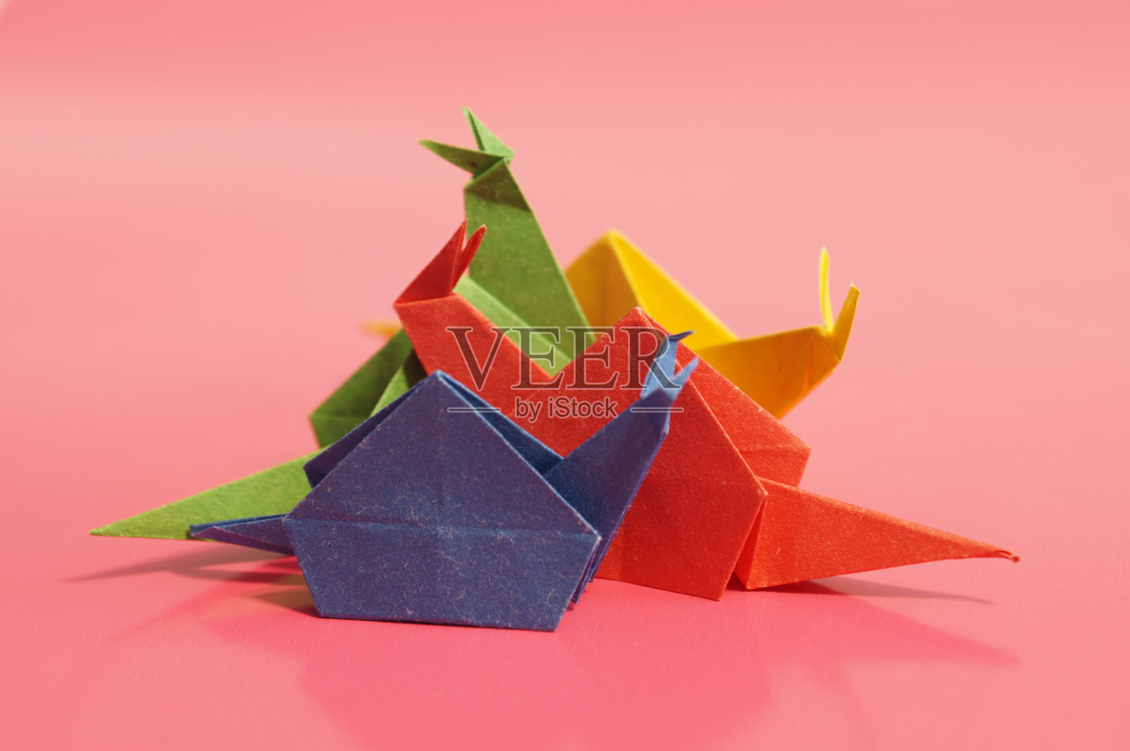 折纸蜗牛孤立在一个彩色的背景照片摄影图片