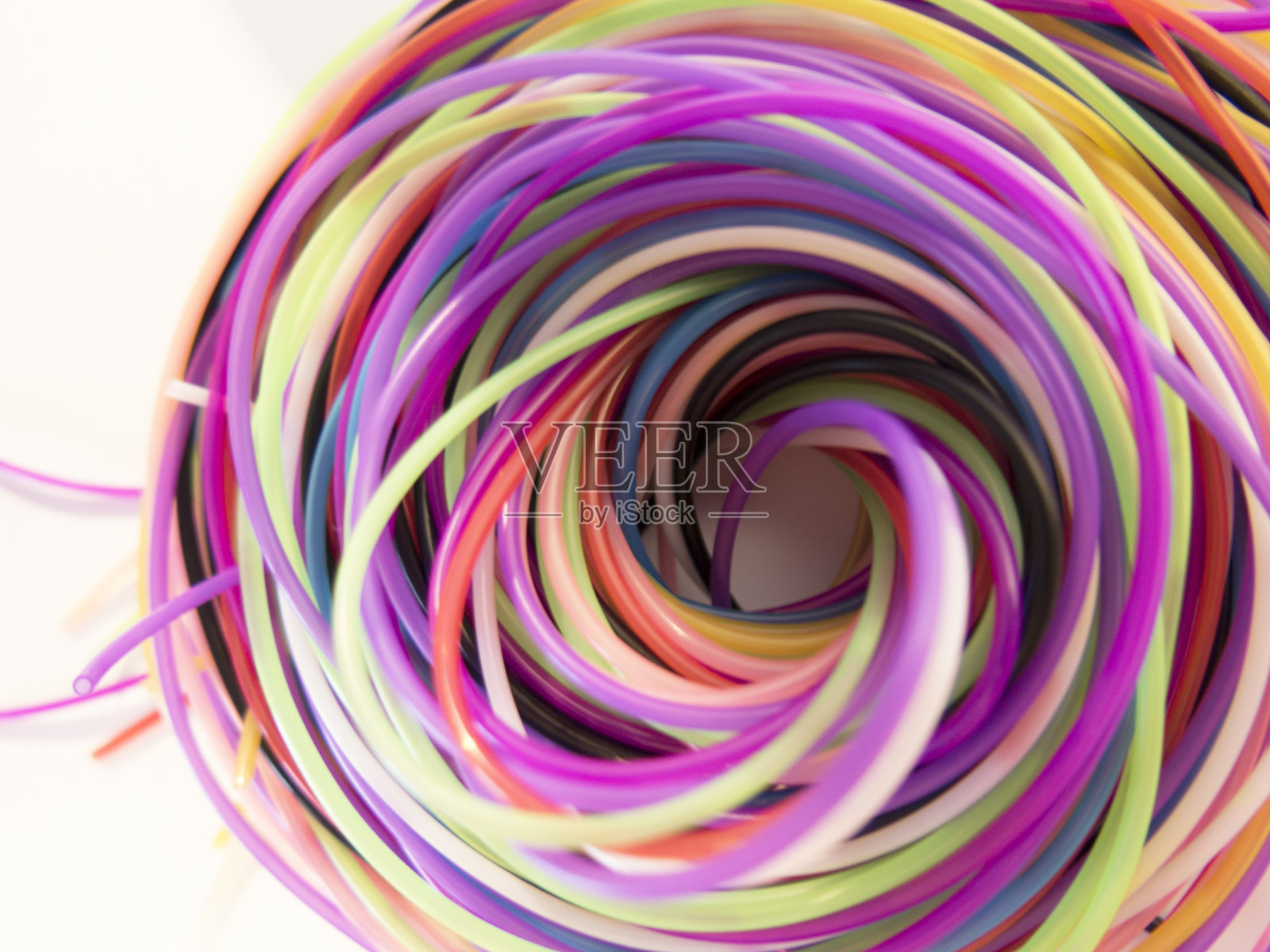 从白色背景上的绳子的彩色螺旋照片摄影图片