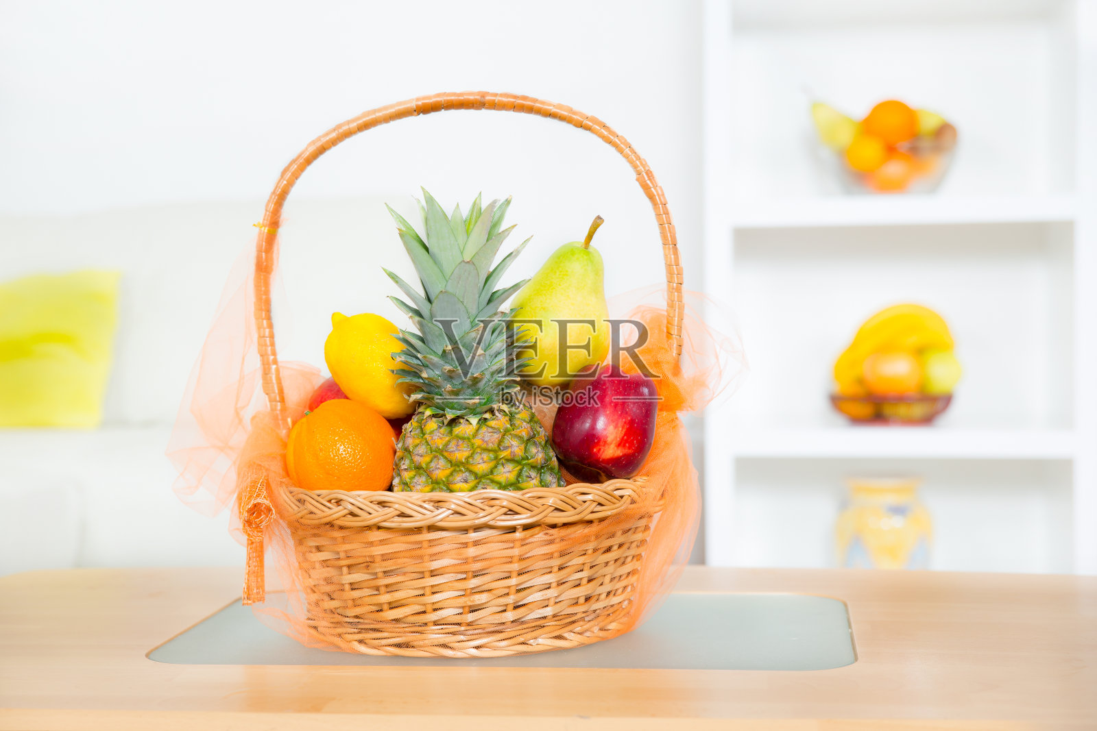 篮子里的新鲜水果。照片摄影图片