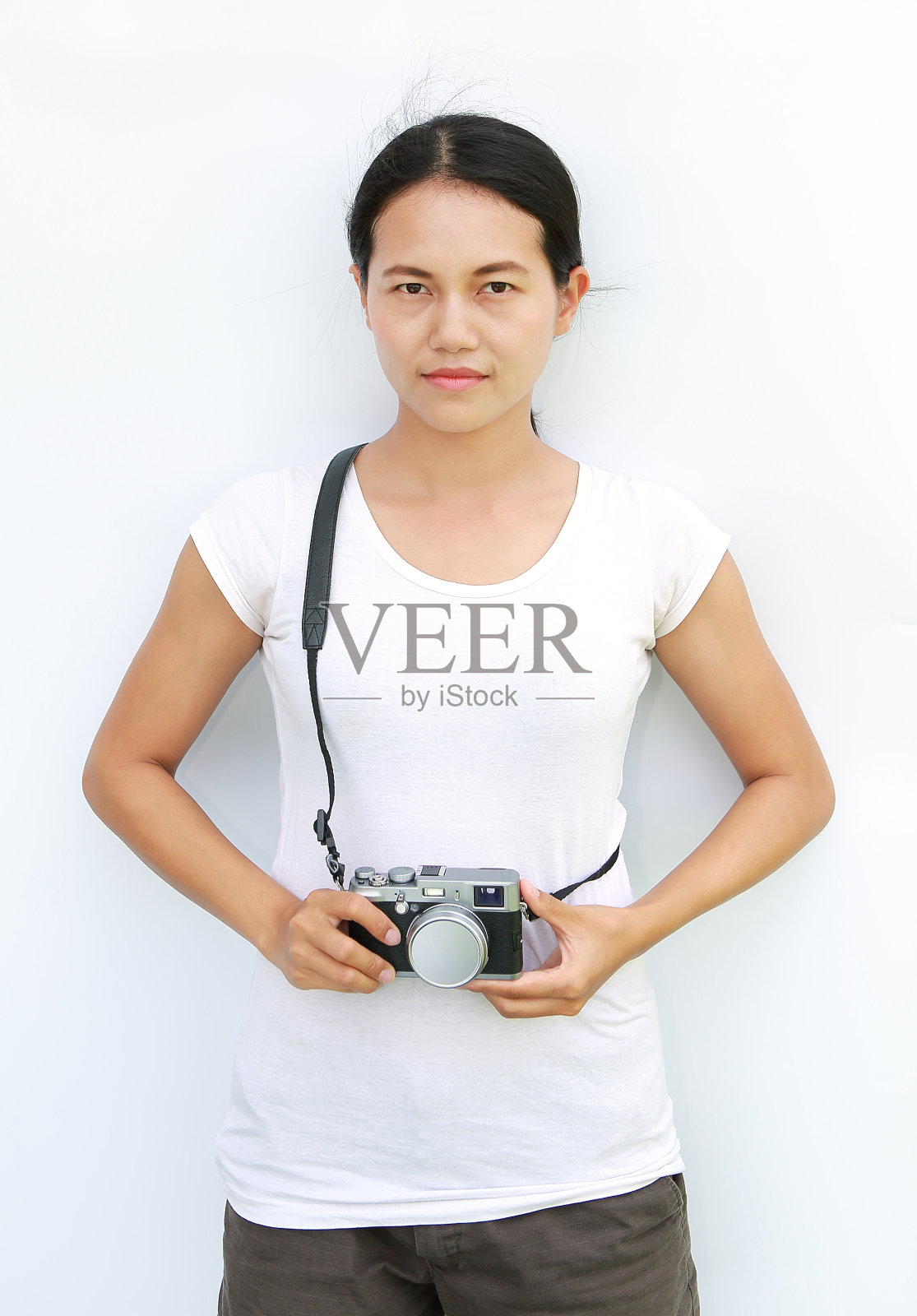 亚洲女性穿着带有老式相机的t恤。照片摄影图片