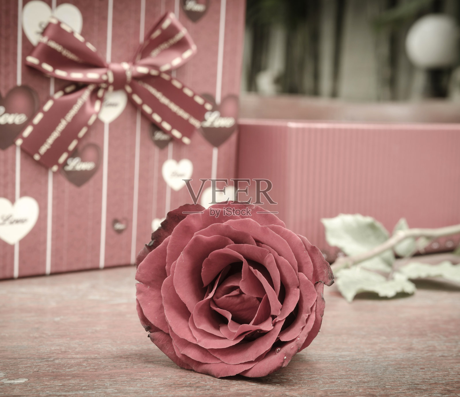 玫瑰花和情人节礼物的照片。照片摄影图片