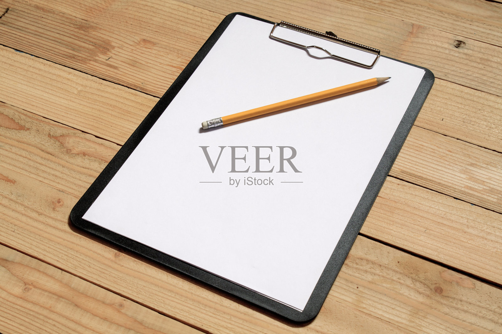 带白纸的黑色记录板照片摄影图片