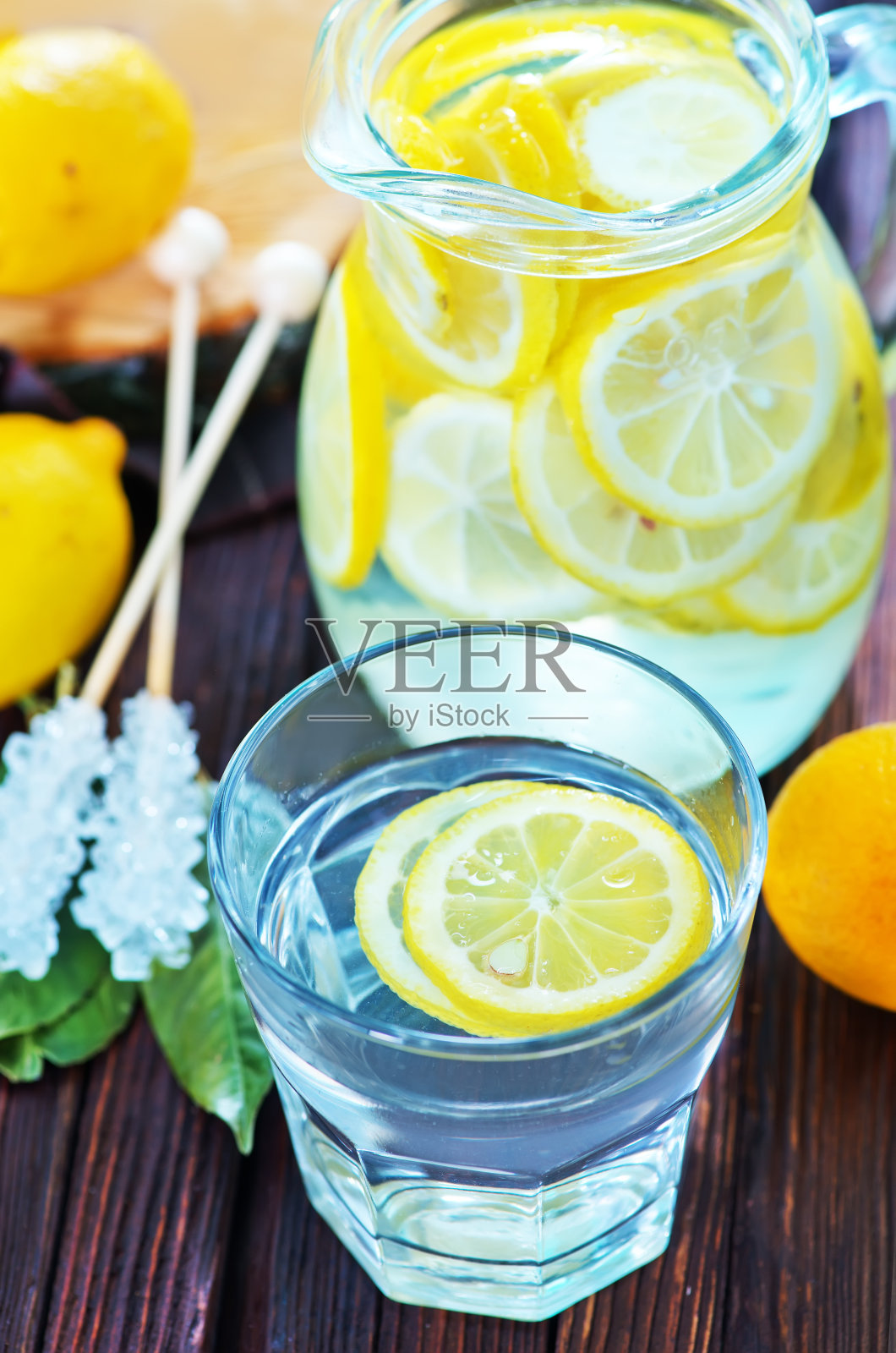 桌上饮料特写镜头照片摄影图片