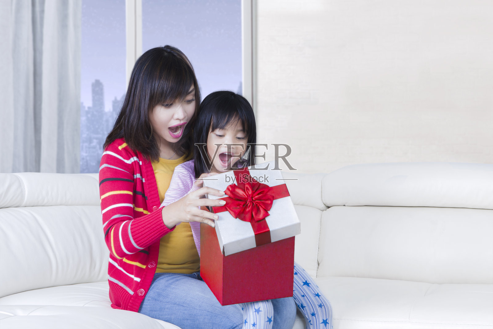 美丽的母亲和她的孩子感到惊讶照片摄影图片