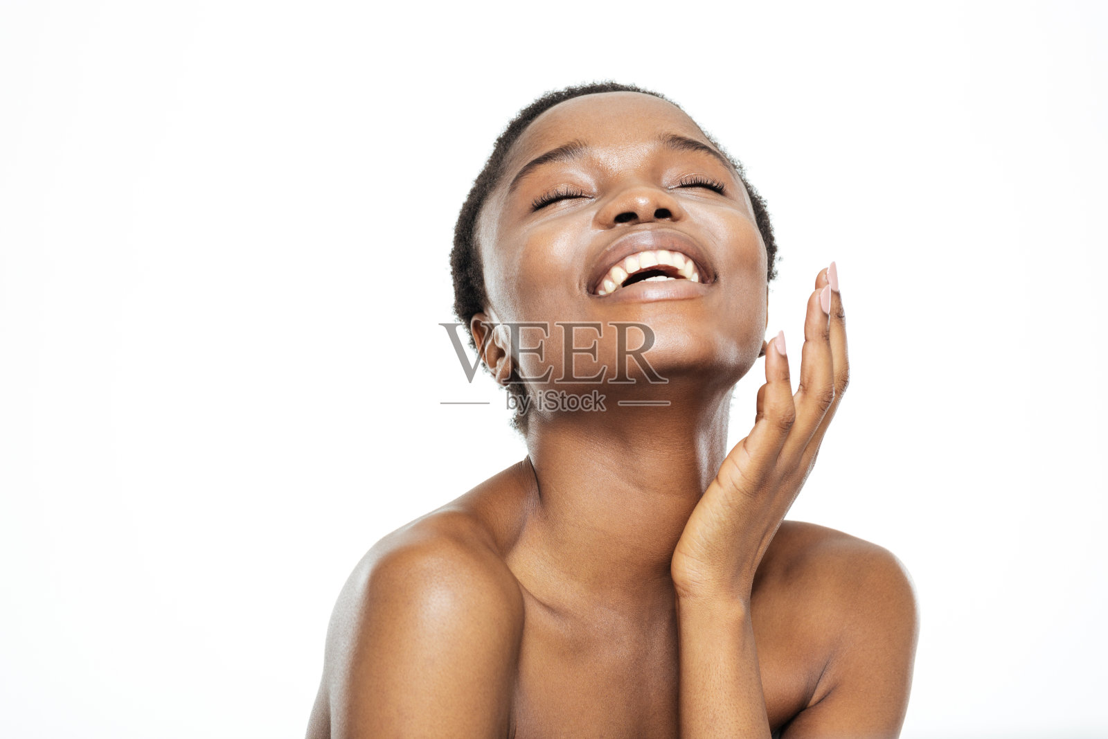 闭着眼睛的快乐的美国黑人女人照片摄影图片