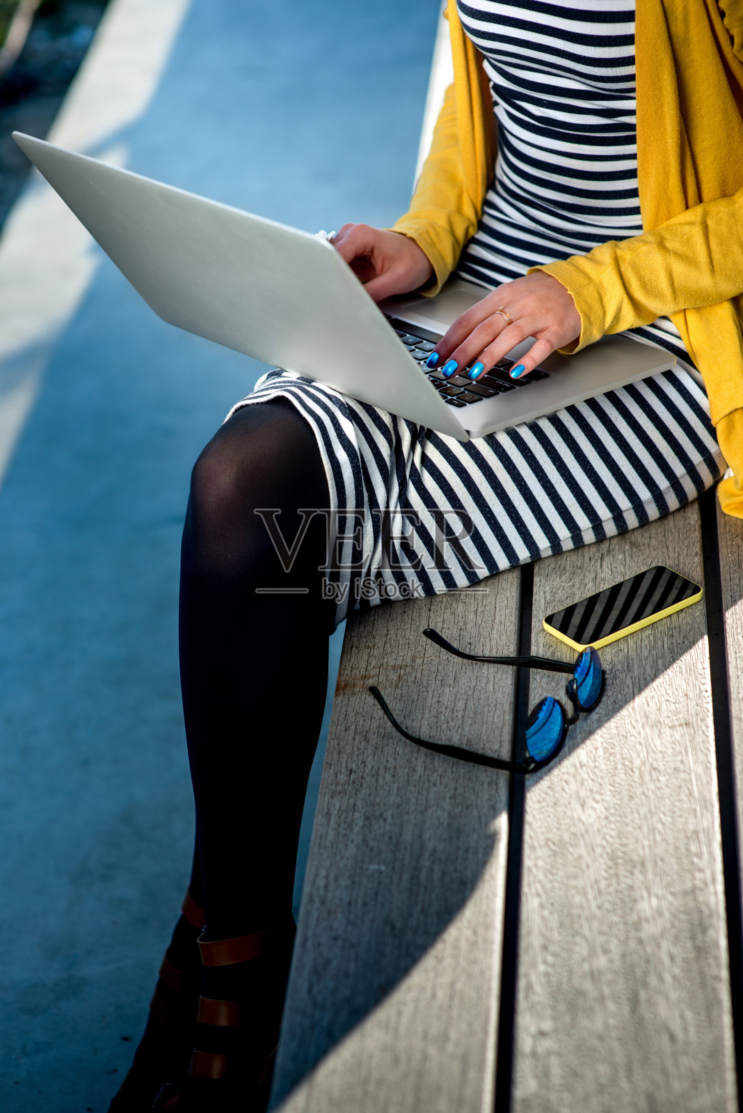 女作家拿着笔记本电脑照片摄影图片