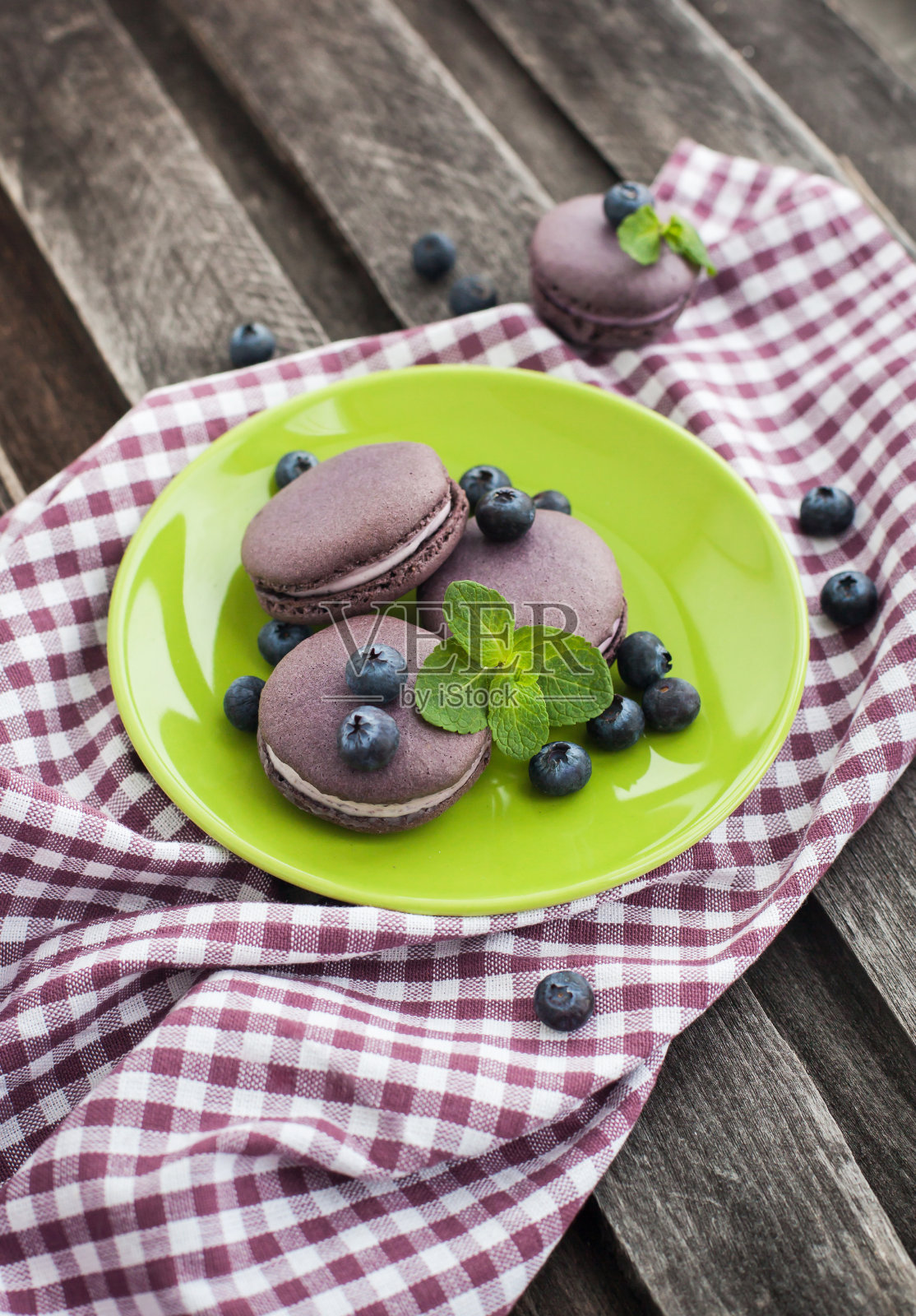 紫罗兰色法式马卡龙配蓝莓和薄荷照片摄影图片