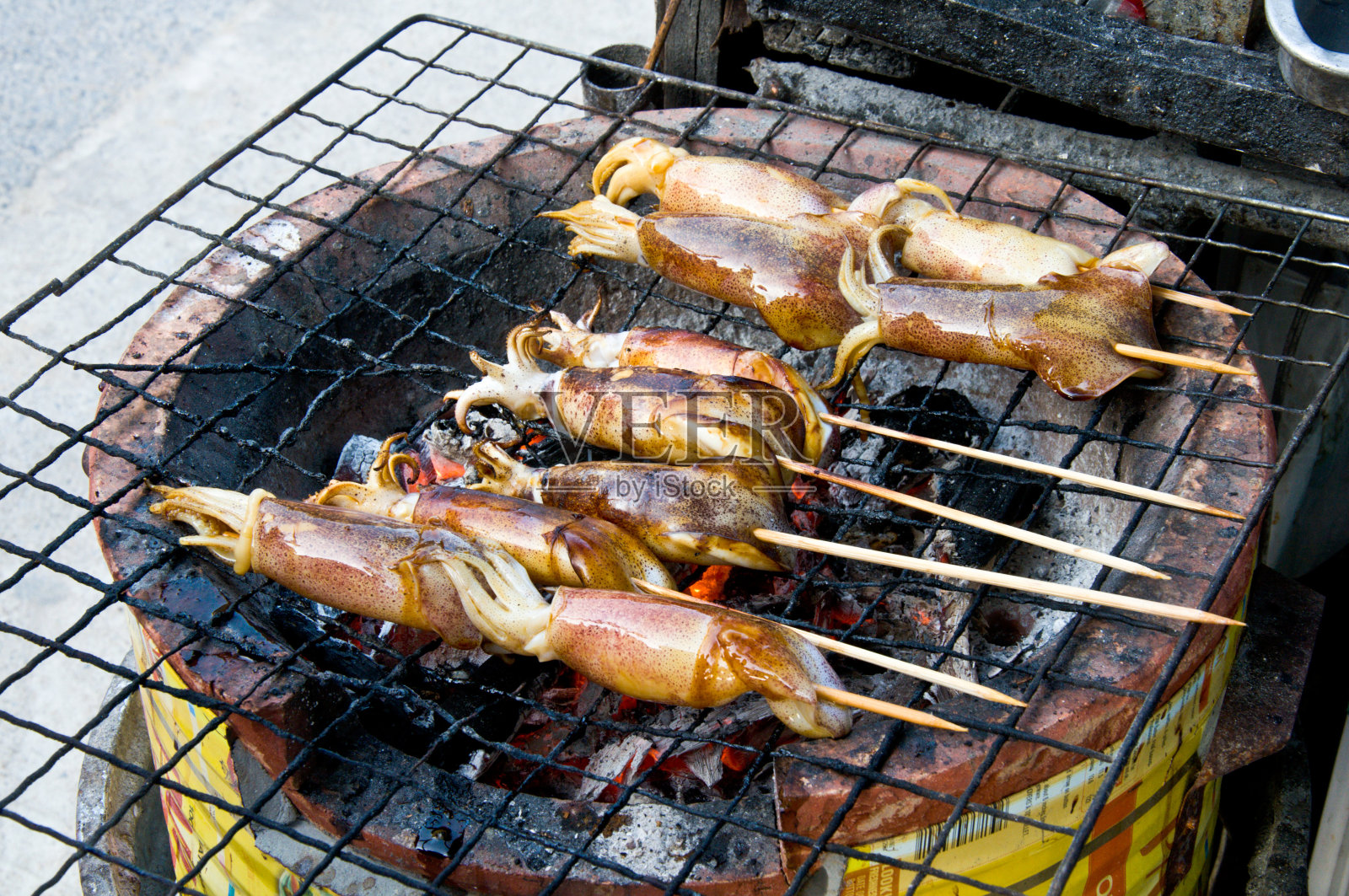 烤鱿鱼上热炭炉照片摄影图片