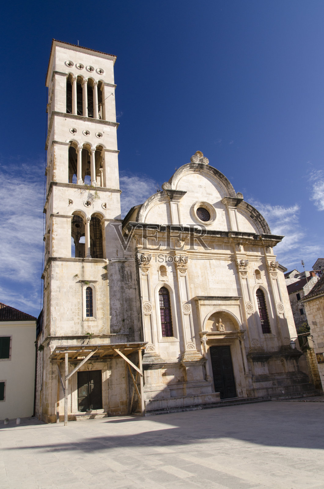 赫瓦尔镇的教堂照片摄影图片