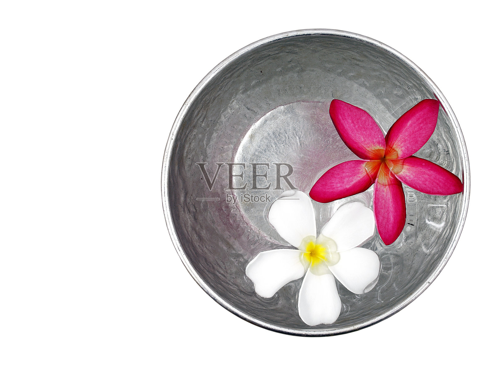 红白花漂浮在银碗里，孤立在白色上照片摄影图片