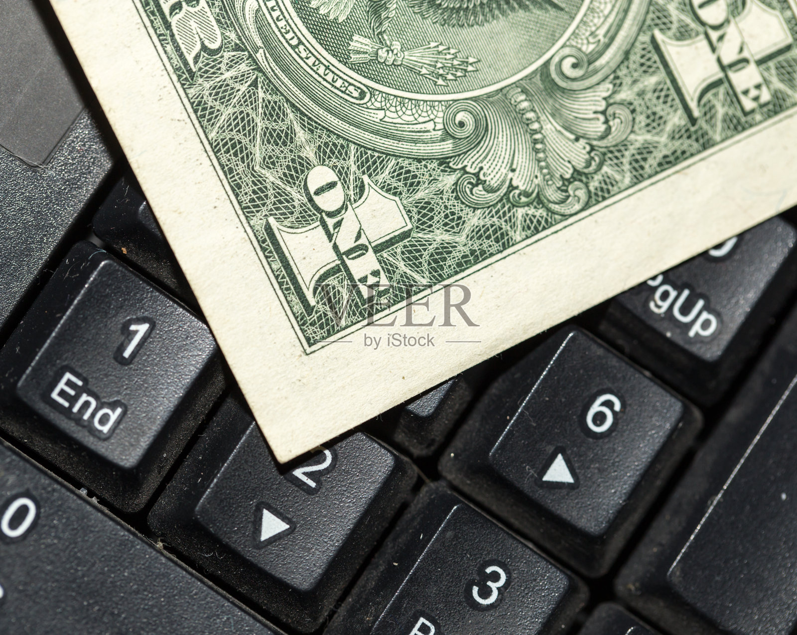 美元钞票在笔记本电脑键盘上照片摄影图片