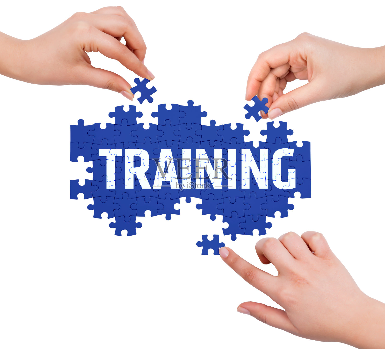 人们用手连接拼图照片摄影图片