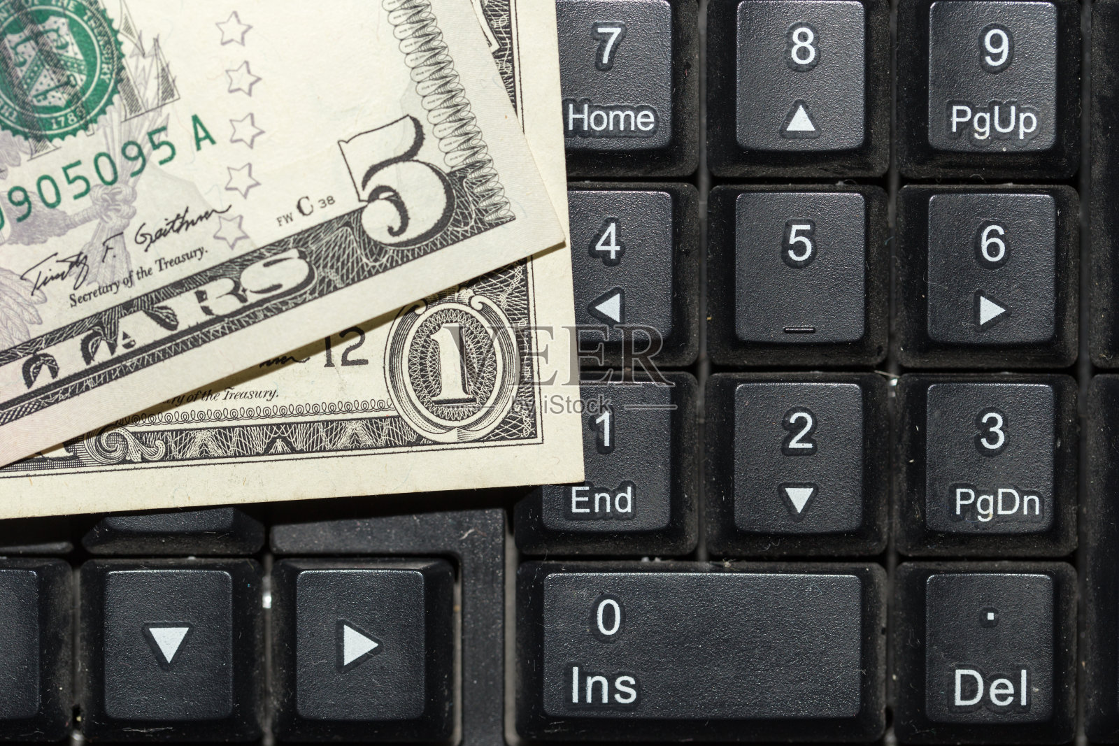 美元钞票在笔记本电脑键盘上照片摄影图片