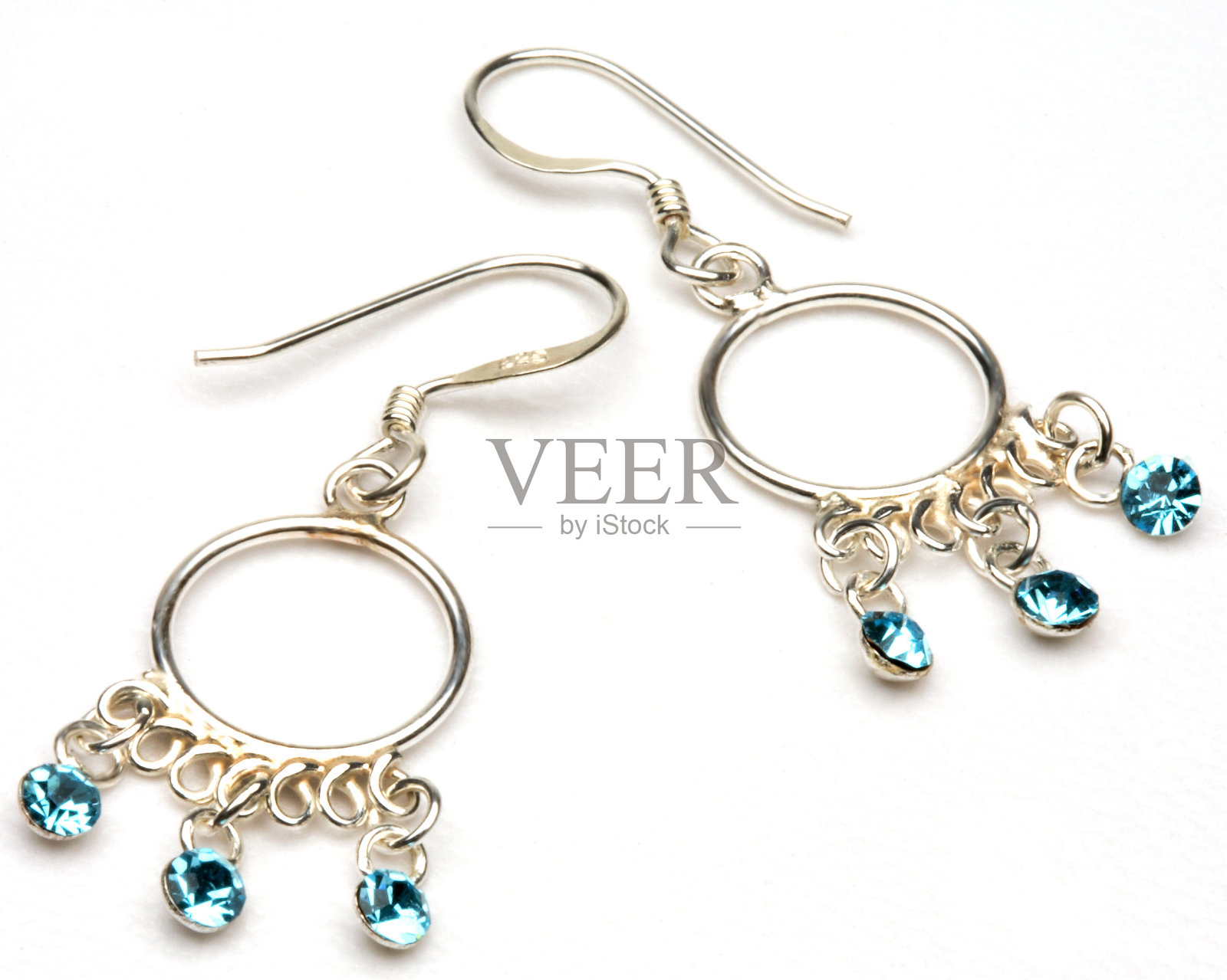 银质耳环配蓝色宝石照片摄影图片