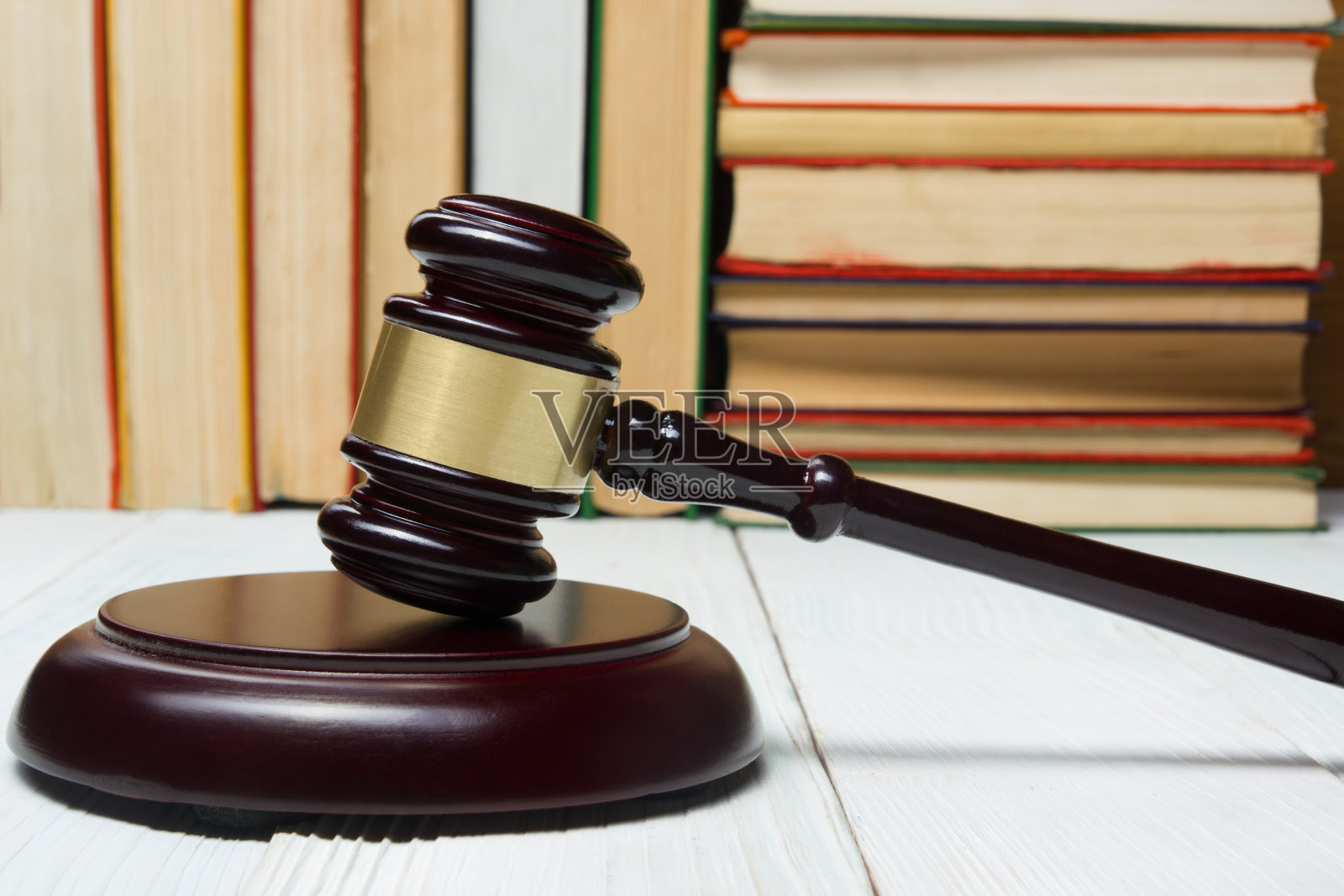 法律书与法官的木槌放在一张桌子上照片摄影图片