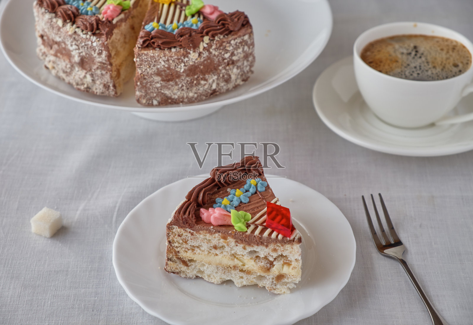美味的甜点蛋糕，巧克力奶油和咖啡照片摄影图片