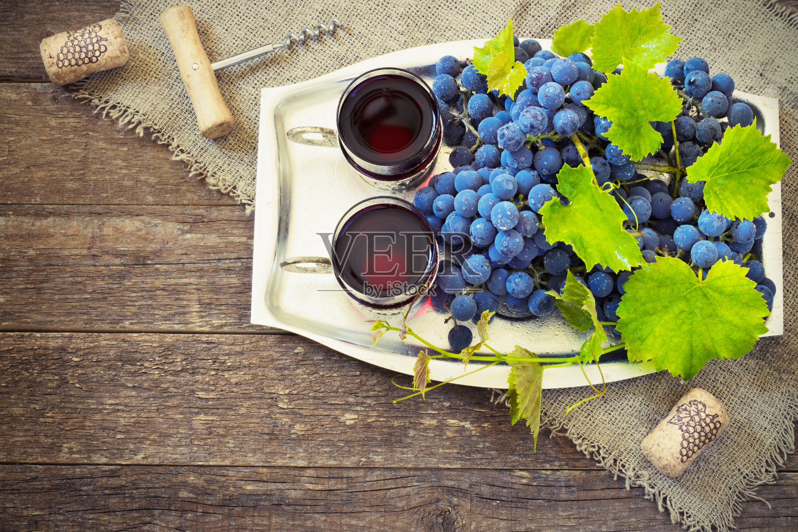 红酒和葡萄的年份设置与软木塞照片摄影图片