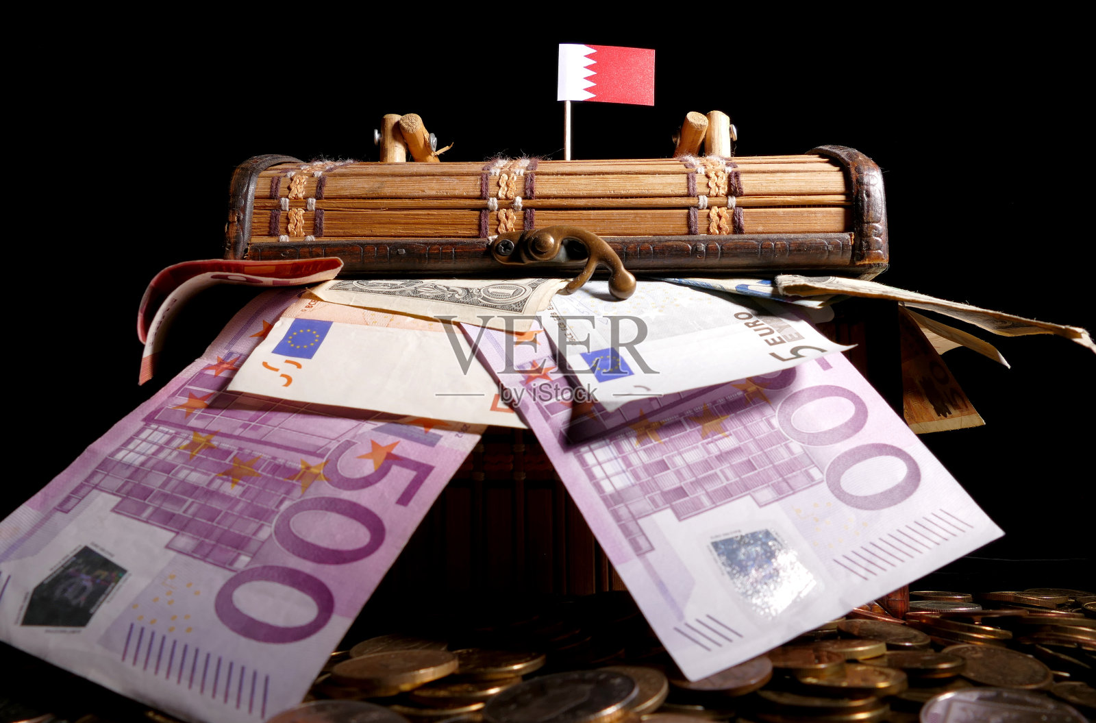 巴林国旗和装满钱的箱子照片摄影图片