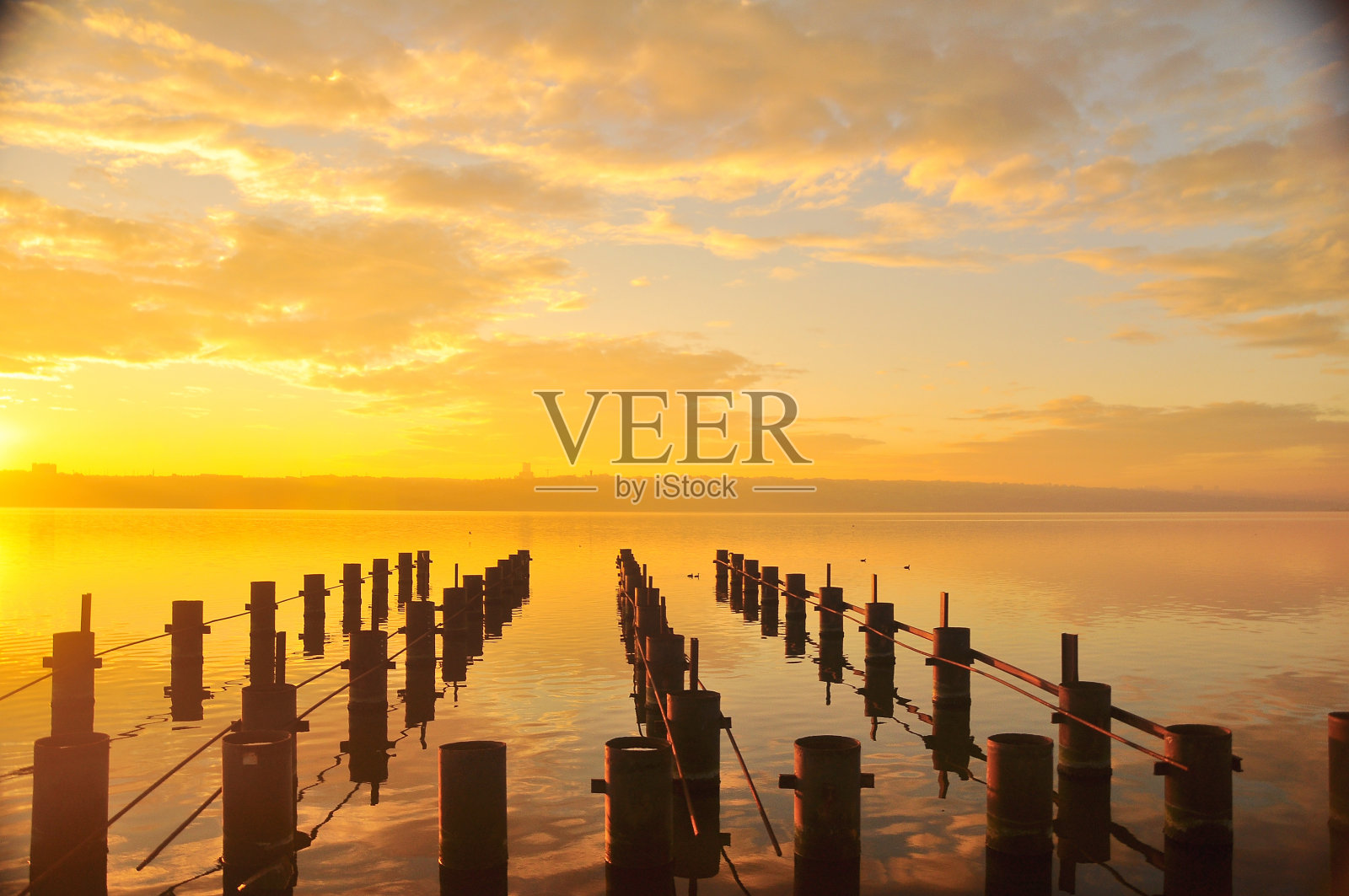 伊斯坦布尔的日落在阳光下。伊斯坦布尔是土耳其最大的城市。照片摄影图片