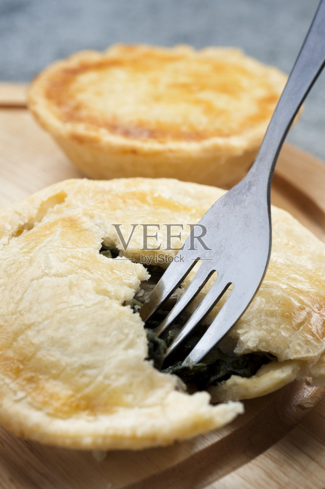 用叉子做菠菜派照片摄影图片