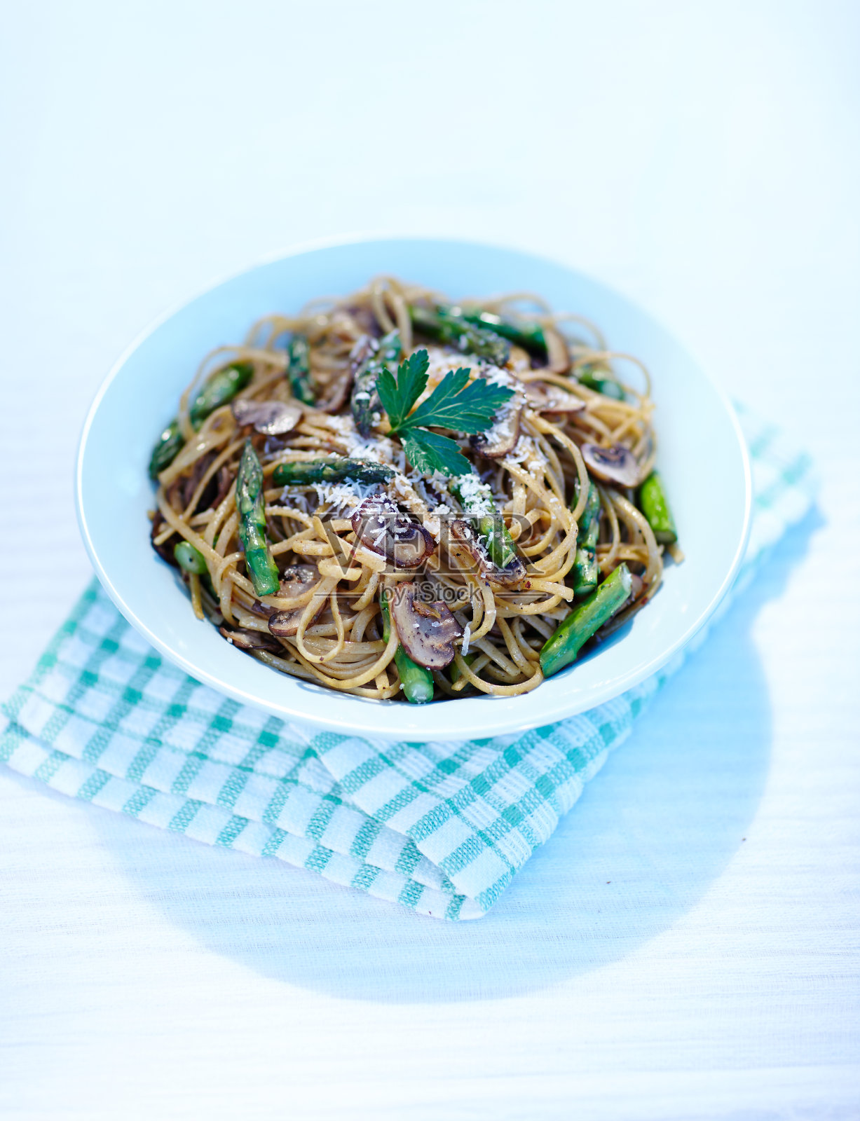 一盘全麦意大利面照片摄影图片