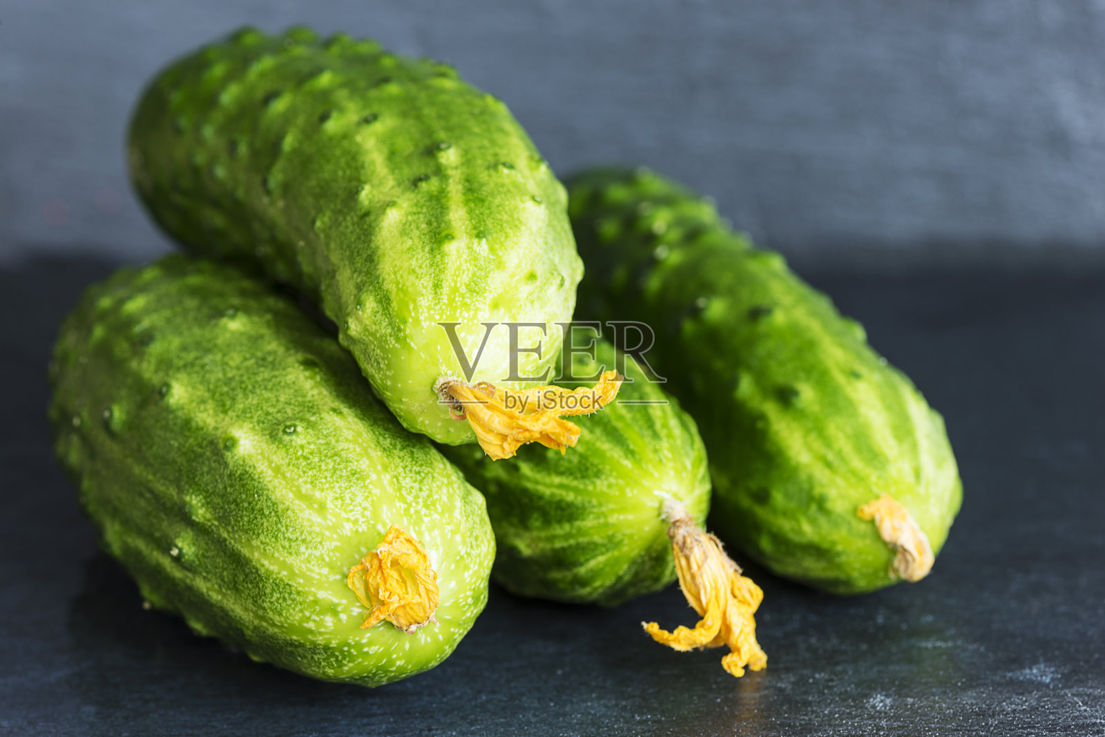 石板上的新鲜黄瓜照片摄影图片