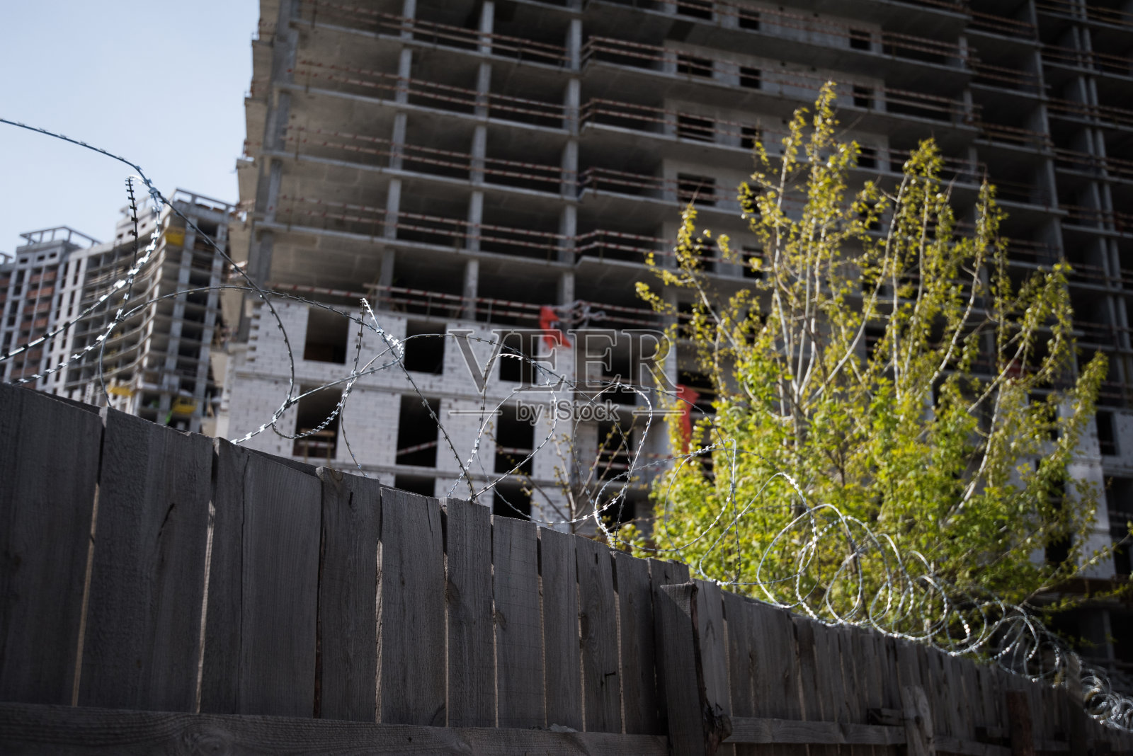 木栅栏上的带刺铁丝网。背景上的封闭物体。私有财产的保护。没有非法侵入。缺乏自由。照片摄影图片
