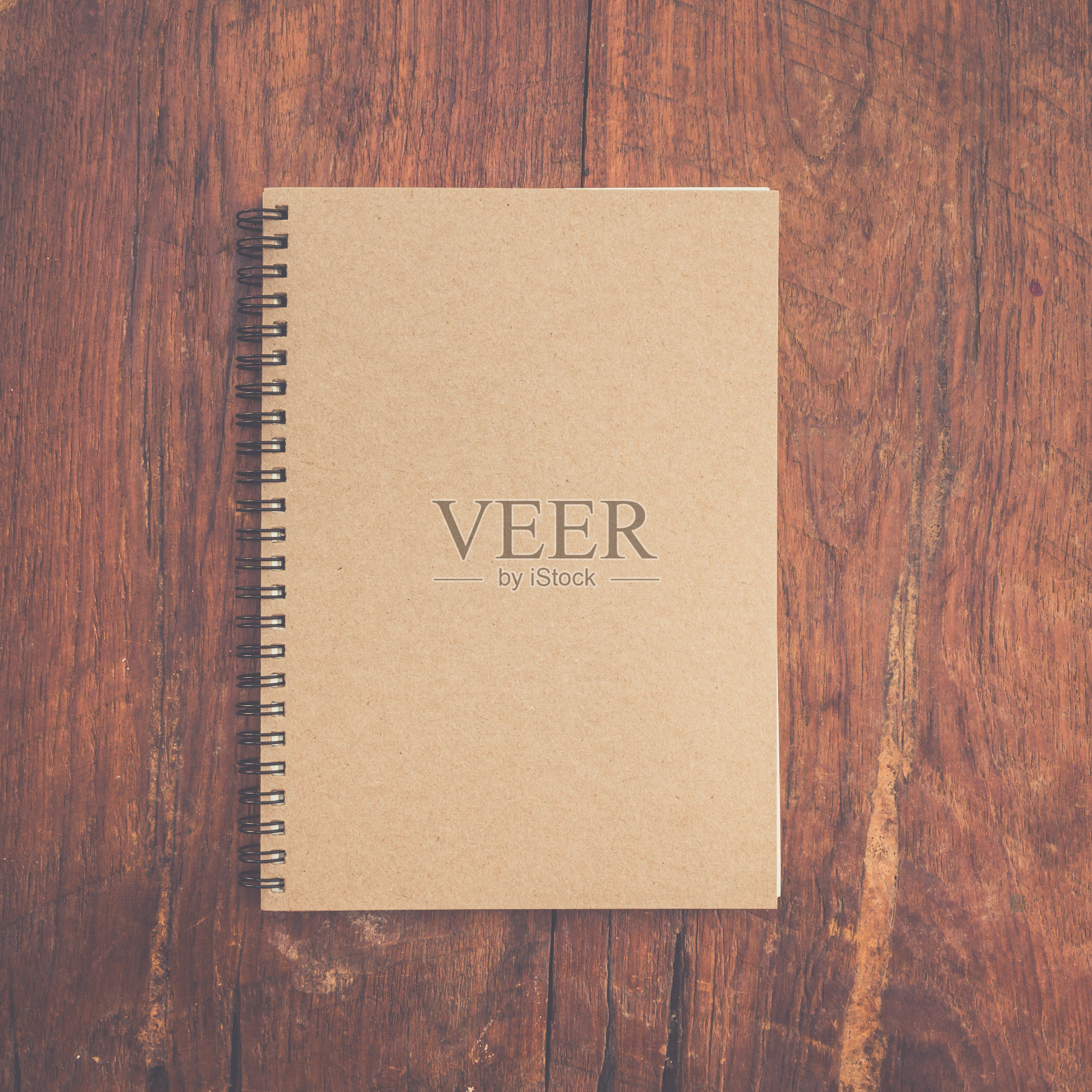 棕色的书纸放在木桌上。照片摄影图片