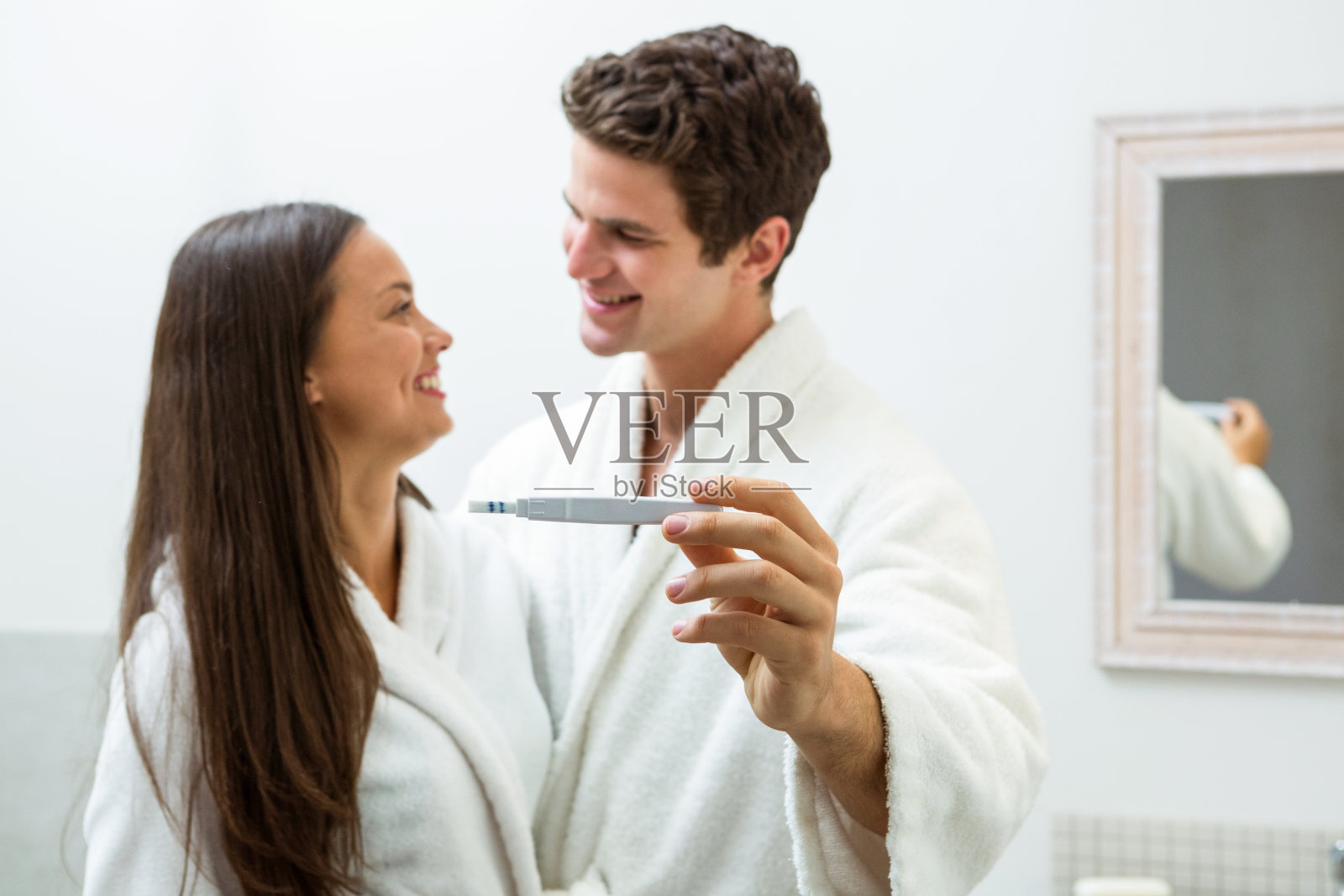 幸福的夫妇正在检查验孕棒照片摄影图片