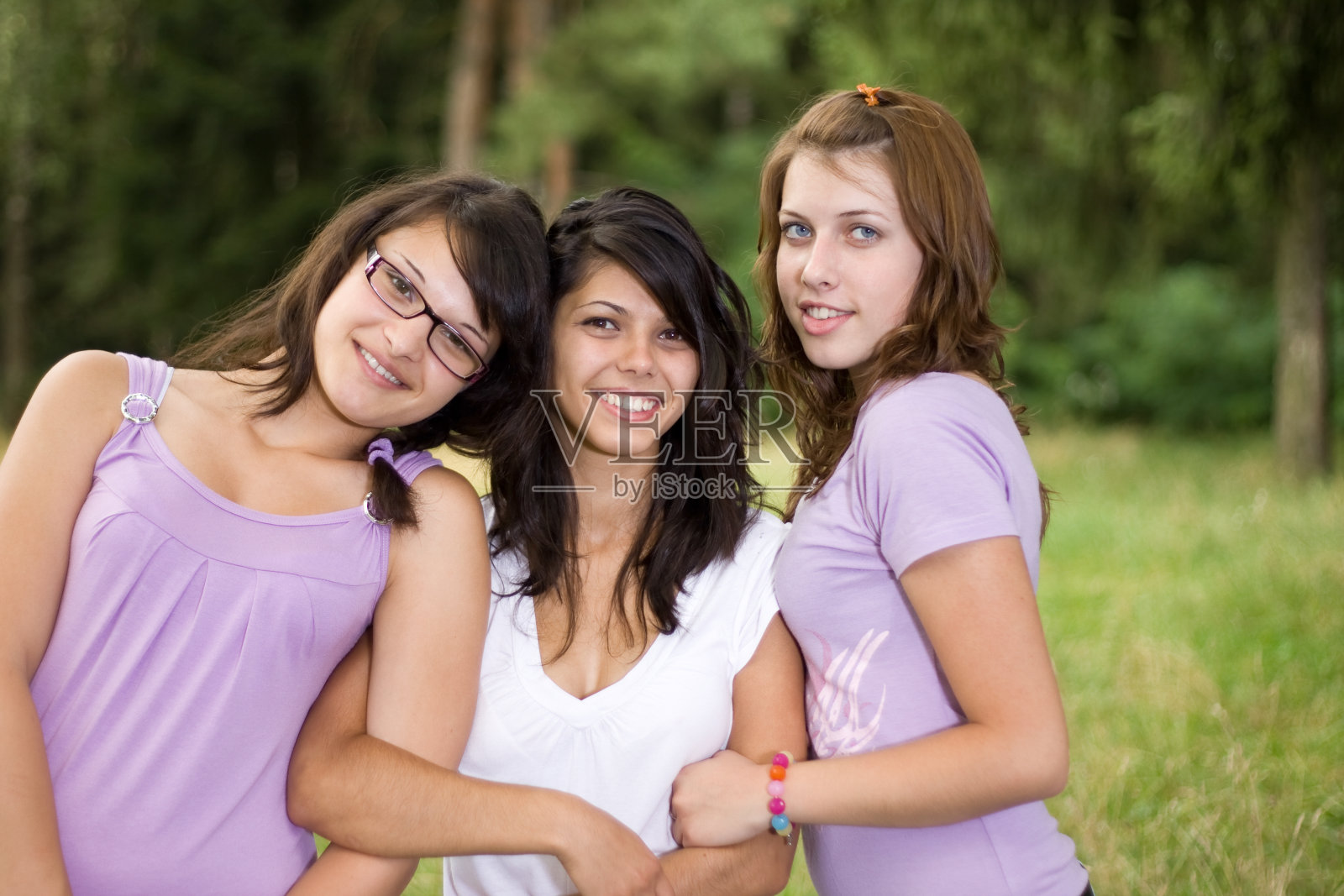 三个快乐的女孩在树林里照片摄影图片