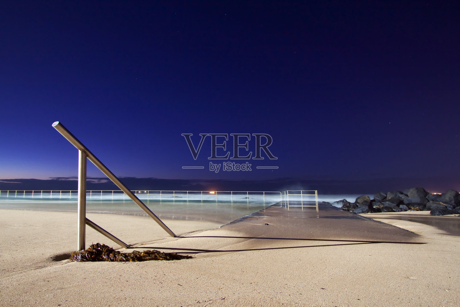 低潮时的游泳池照片摄影图片