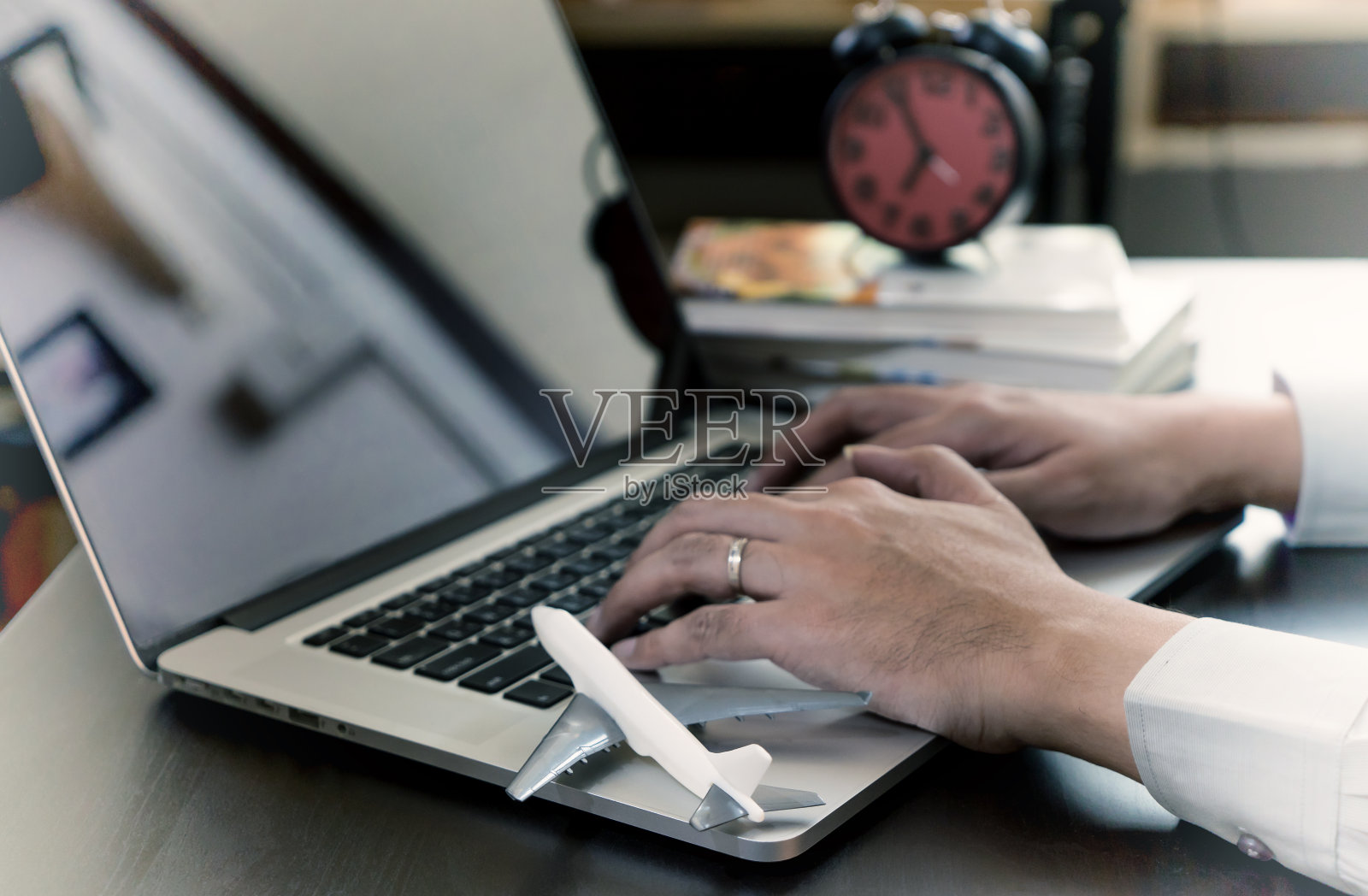 一个商人正在电脑上计划他的商务旅行照片摄影图片