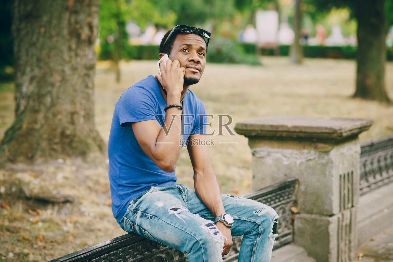 拿着电话的那个人照片摄影图片