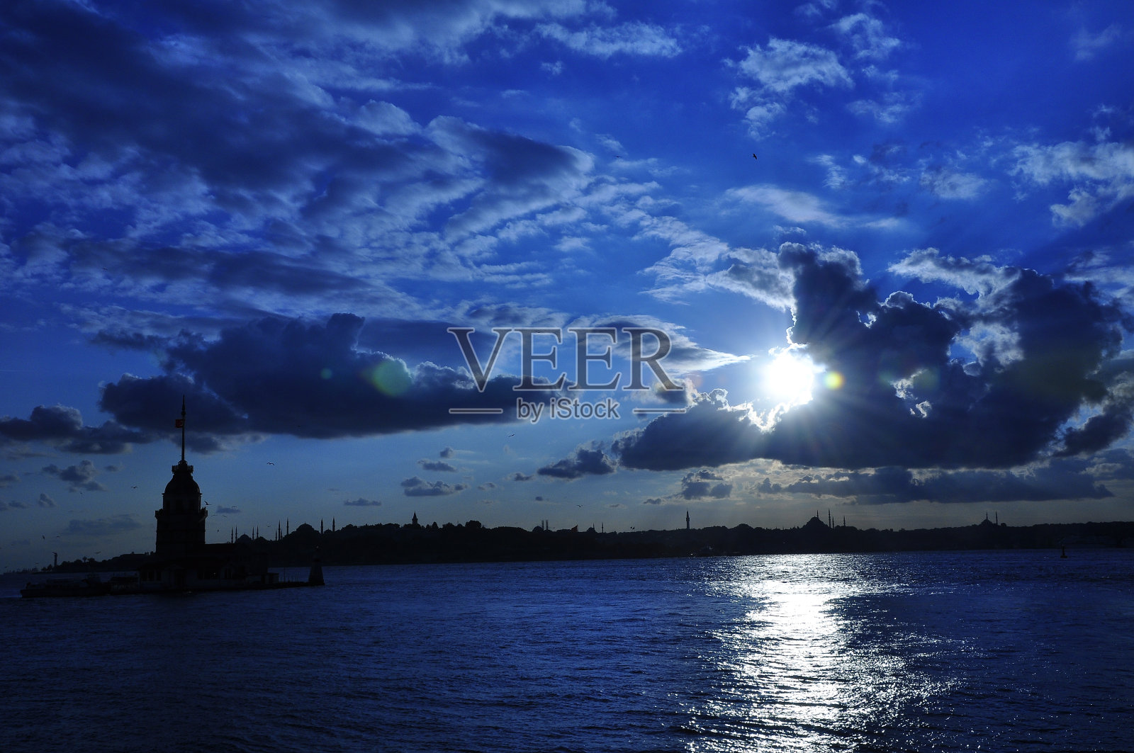 伊斯坦布尔是土耳其的首都，东部旅游城市。照片摄影图片