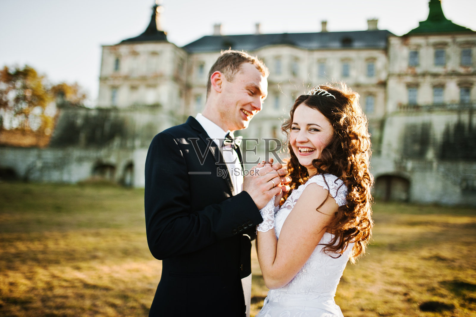 迷人和时尚的婚礼夫妇在爱的背景古老的古董城堡照片摄影图片