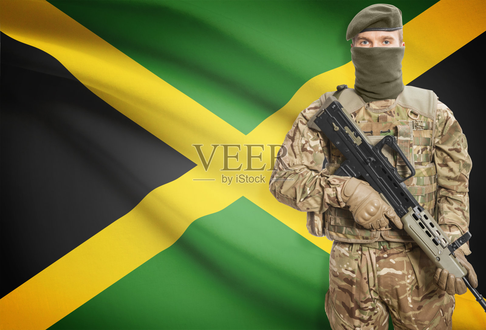 在背景系列中，士兵拿着带旗帜的机枪——牙买加照片摄影图片