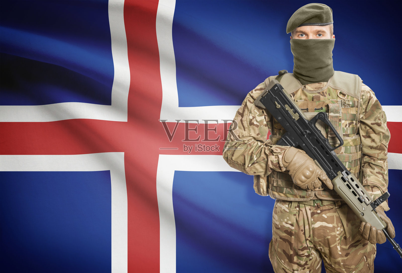 手持机关枪和旗帜的士兵背景系列-冰岛照片摄影图片