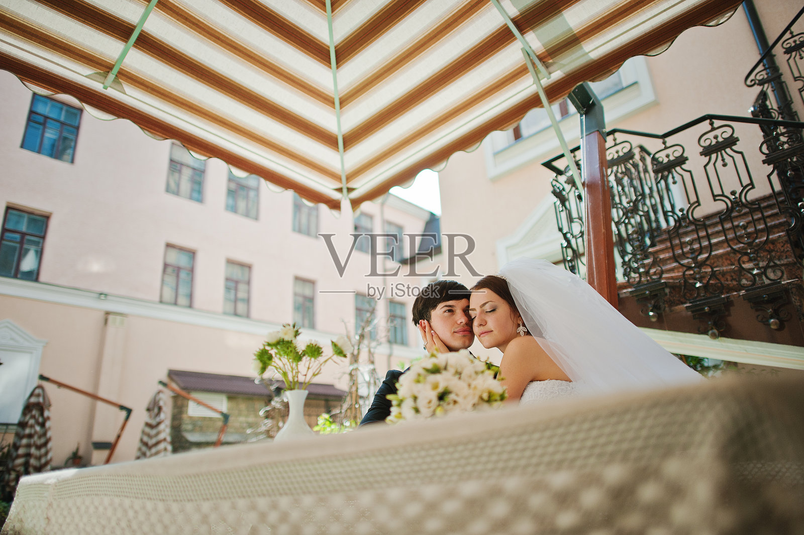 年轻美丽的新婚夫妇照片摄影图片