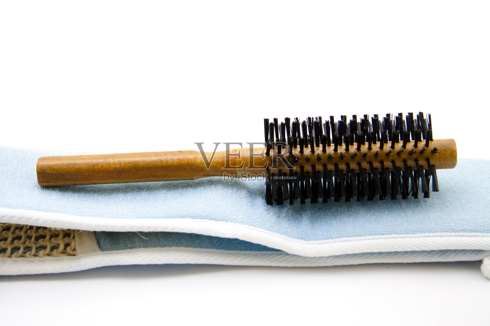 发刷周围的木头放在按摩布上照片摄影图片