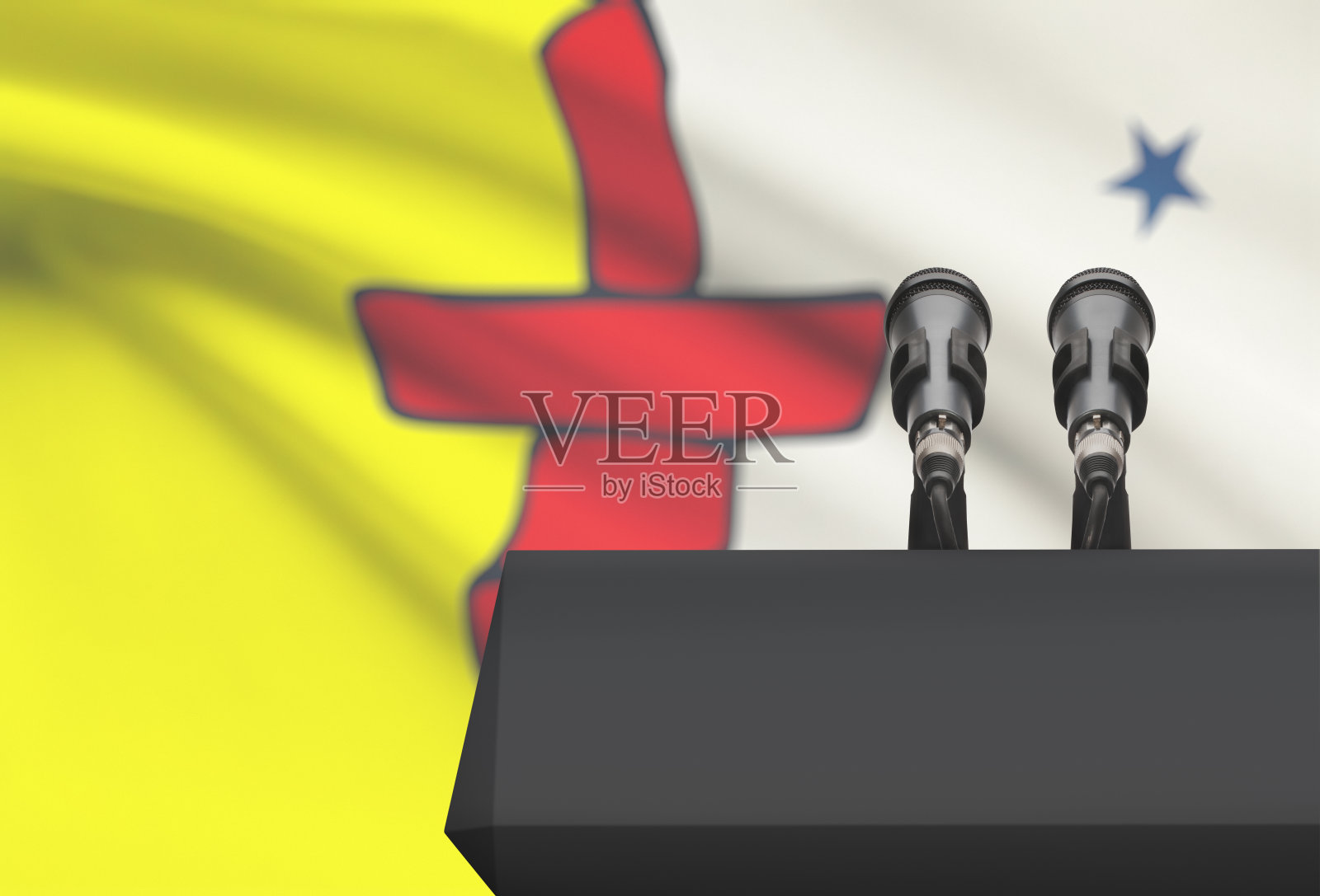 带有加拿大努纳武特省旗帜背景的讲坛和两个麦克风照片摄影图片