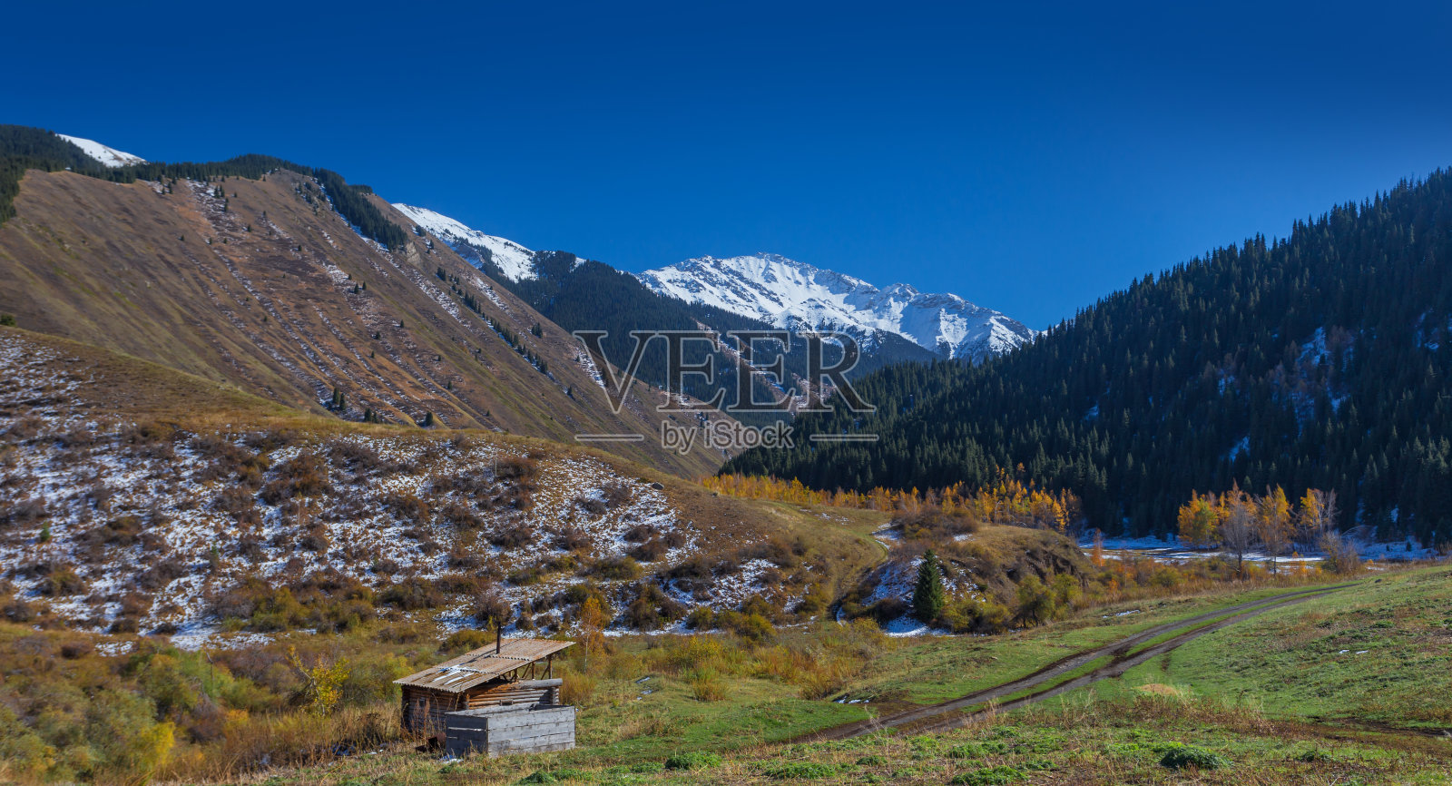 哈萨克斯坦阿拉木图附近的景观照片摄影图片