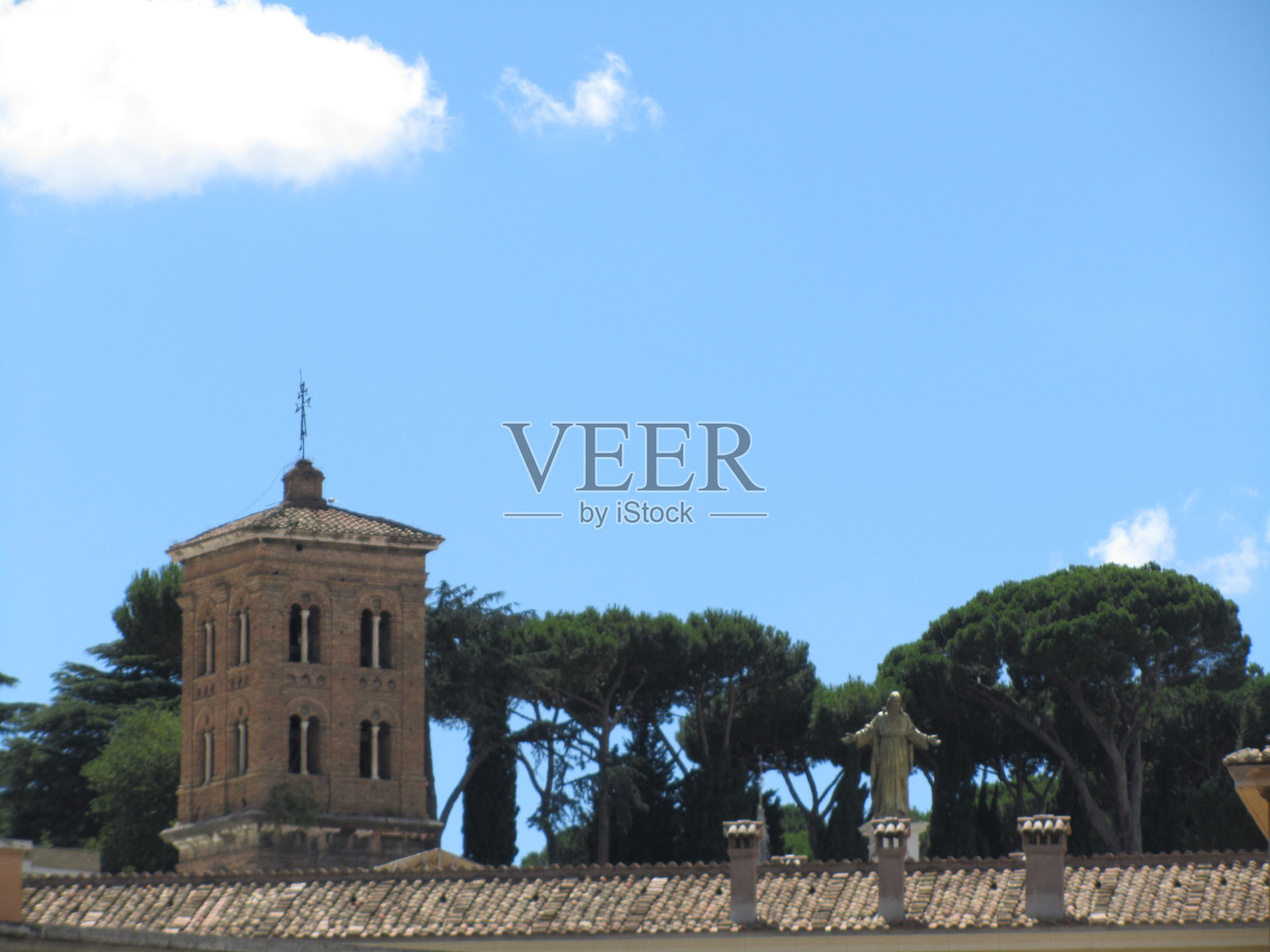 罗马，蓝天下的屋顶。照片摄影图片